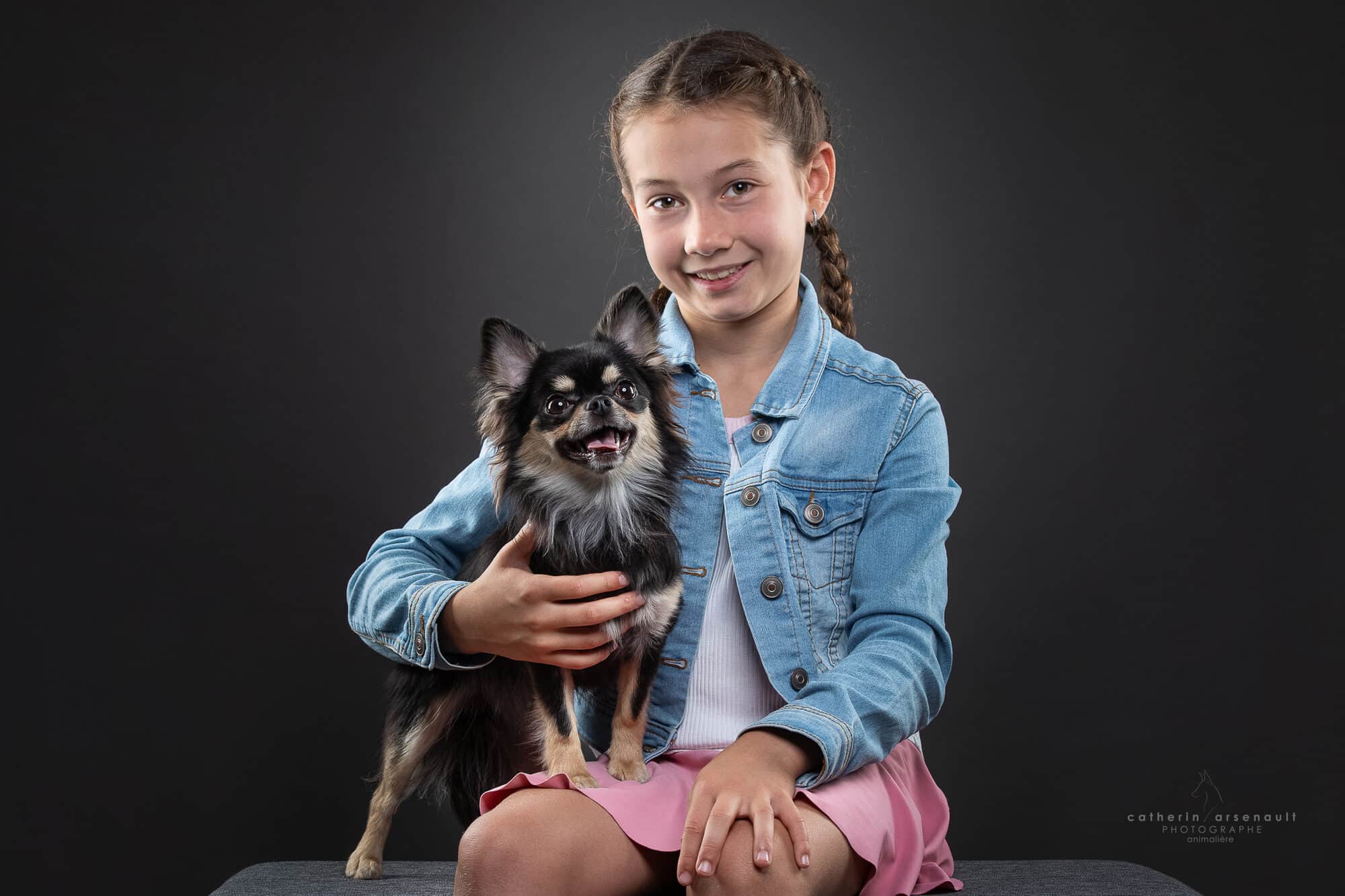 Gr. Ch. Petite Marie, chihuahua à poil long de l'Élevage Deloka, dans les bras d'une jeune fille